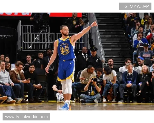 勇士主场大胜开拓者，库里三节打卡30分