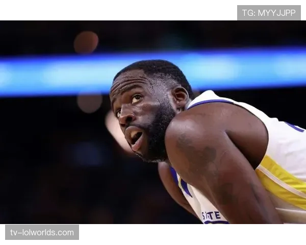 特写：勇士小将库明加飞跃技术台救球，扑倒场边摄影师